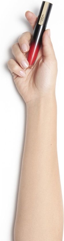 Een hand houdt een L'Oréal Paris lippenstift vast met een roze en rode afloop.