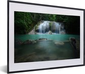 Fotolijst incl. Poster - Een waterval in het Nationaal park Erawan in Thailand - 40x30 cm - Posterlijst