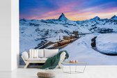 Behang - Fotobehang Alpen - Sneeuw - Trein - Breedte 450 cm x hoogte 300 cm