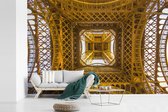 Behang - Fotobehang Eiffeltoren - Parijs - Architectuur - Breedte 330 cm x hoogte 220 cm