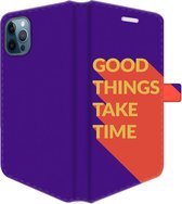 Apple iPhone 12 Pro Max Telefoonhoesje - Portemonneehoesje  - Met pasjeshouder - Met Quote - Good Things - Paars