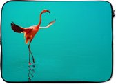 Laptophoes 14 inch - Een flamingo bij helder blauw water - Laptop sleeve - Binnenmaat 34x23,5 cm - Zwarte achterkant