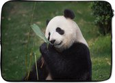 Laptophoes 14 inch - Pandabeer - Wilde dieren - Bladeren - Laptop sleeve - Binnenmaat 34x23,5 cm - Zwarte achterkant