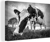 Canvas schilderij 180x120 cm - Wanddecoratie Een grazende Friese koe van dichtbij - zwart wit - Muurdecoratie woonkamer - Slaapkamer decoratie - Kamer accessoires - Schilderijen