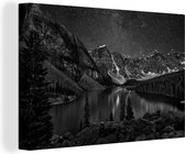 Canvas Schilderij Moraine Lake bij nacht bij Nationale park van Banff in Canada - zwart wit - 90x60 cm - Wanddecoratie
