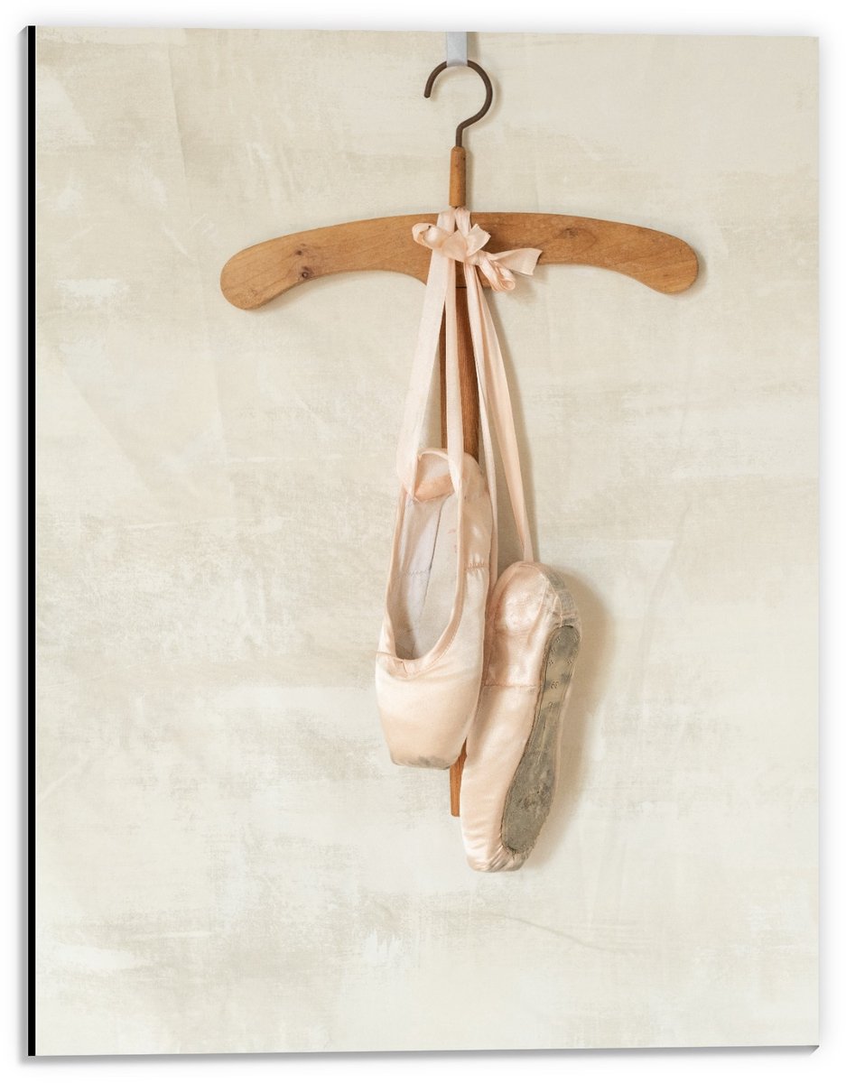 KuijsFotoprint Dibond - Ballerina Spitzen aan Hangertje - 30x40cm Foto op Aluminium (Wanddecoratie van metaal) Bruin