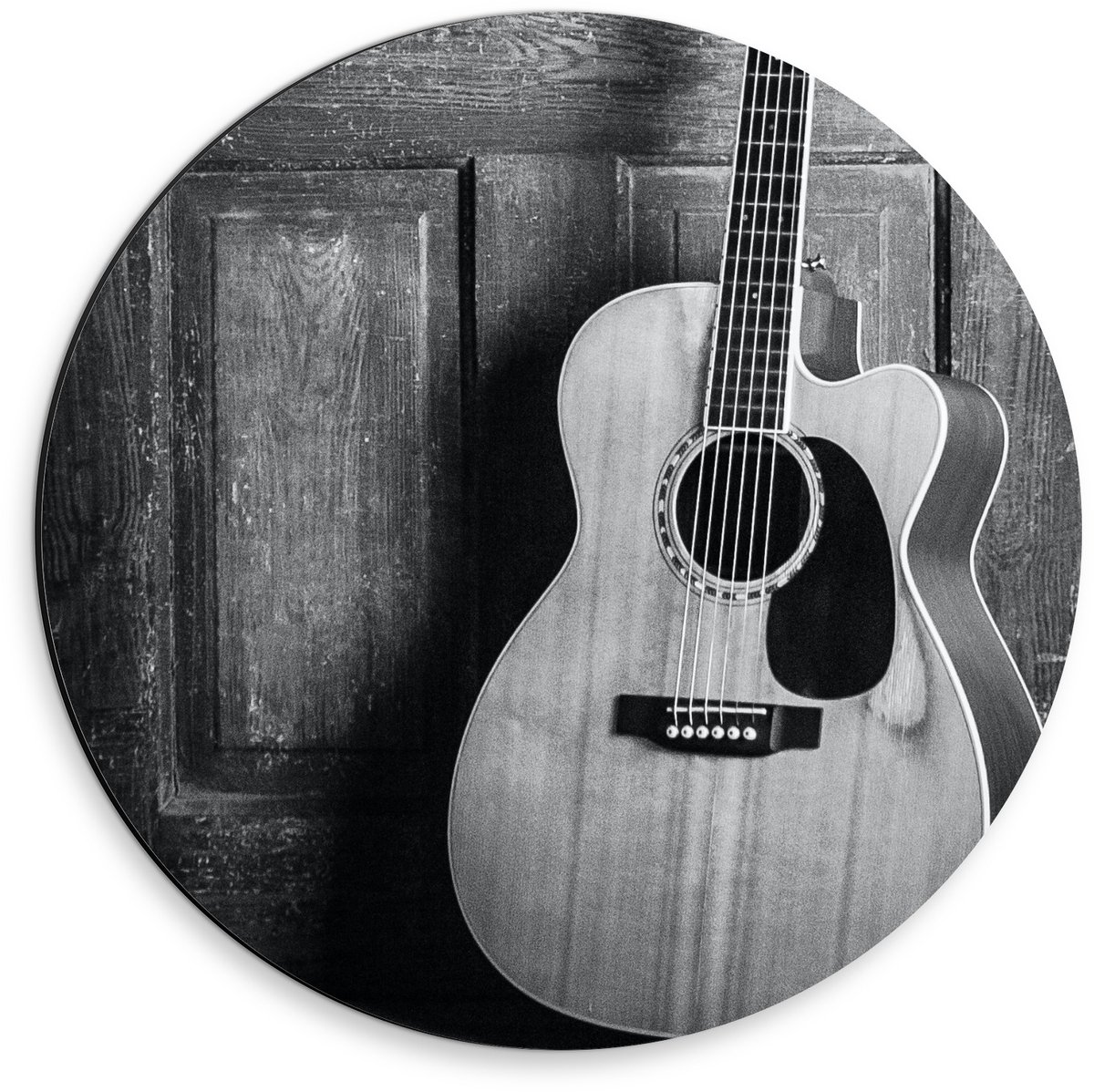 Dibond Wandcirkel - Gitaar bij Houten Deur (zwart/wit) - 30x30cm Foto op Aluminium Wandcirkel (met ophangsysteem)