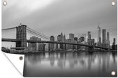 Tuinposter - Tuindoek - Tuinposters buiten - New York achter de Brooklyn Bridge - zwart wit - 120x80 cm - Tuin