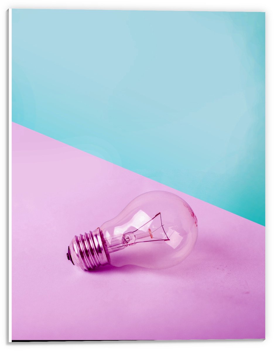 Forex - Gloeilamp Roze/Blauwe Achtergrond - 30x40cm Foto op Forex