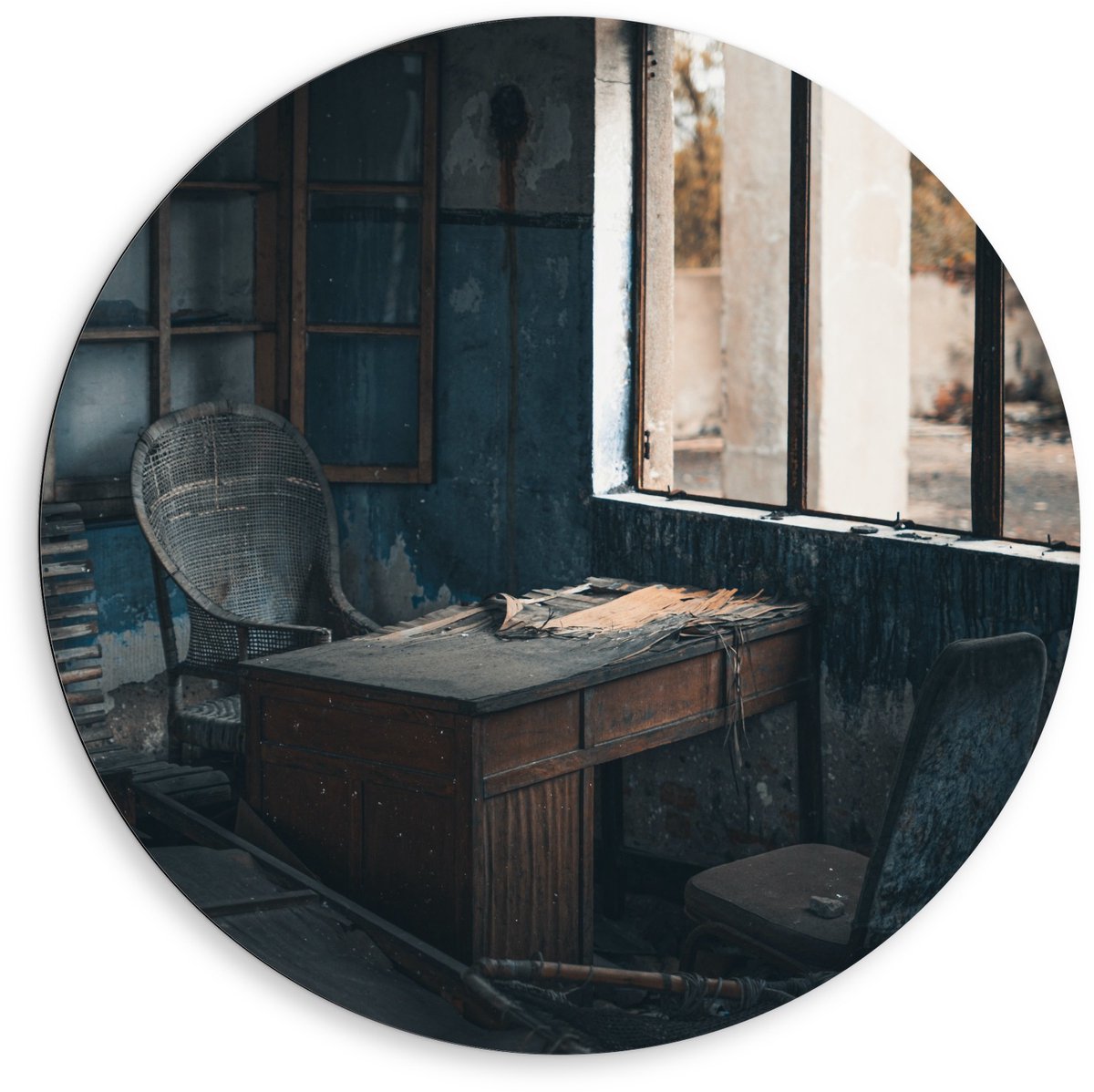 KuijsFotoprint Dibond Wandcirkel - Verlaten Huisje - 80x80cm Foto op Aluminium Wandcirkel (met ophangsysteem) Blauw