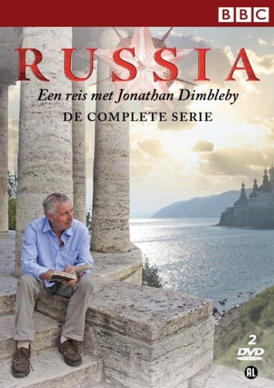 BBC-dvdhoes "Russia" met Jonathan Dimbleby die op stenen treden zit, met op de achtergrond een landschap van Rusland.