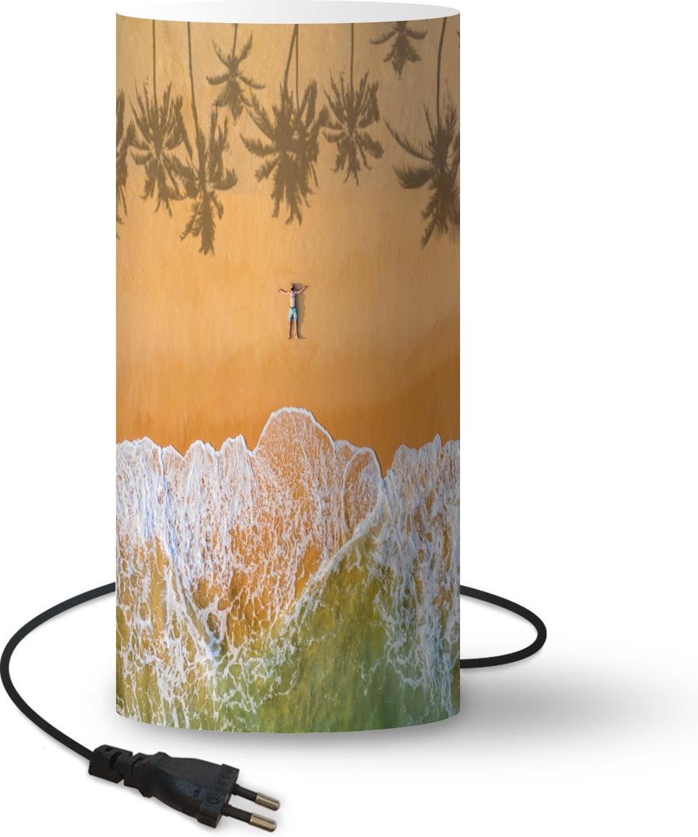 Lamp - Nachtlampje - Tafellamp slaapkamer - Strand - Schaduw - Palmboom - 33 cm hoog - Ø15.9 cm - Inclusief LED lamp