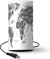 Lamp Donkere wereldkaart met illustraties van silhouetten van dieren en namen van continenten en oceanen - zwart wit - 33 cm hoog - Ø16 cm - Inclusief LED lamp