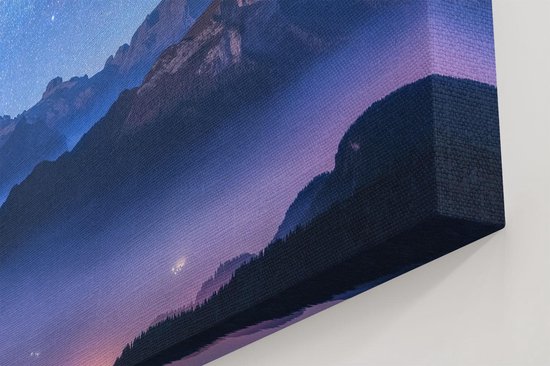 Toile représentant un paysage de montagne nocturne avec ciel étoilé et Voie lactée. Tons lilas et bleus.