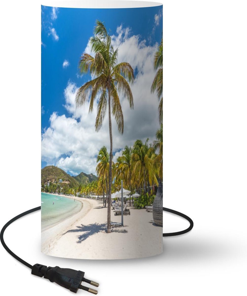 Lamp - Nachtlampje - Tafellamp slaapkamer - Strand - Ligbed - Palmbomen - 54 cm hoog - Ø24.8 cm - Inclusief LED lamp