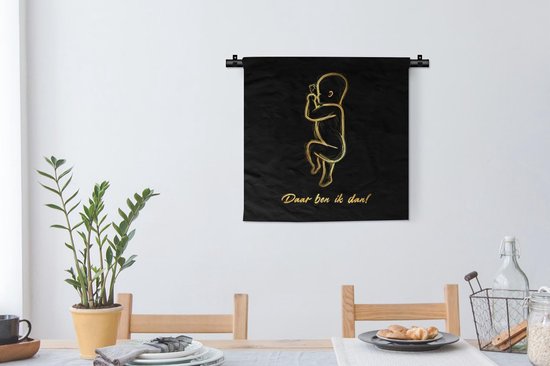 Wandkleed - Wanddoek - Baby - Daar ben ik dan! - Quotes - Goud - Spreuken - 60x60 cm - Wandtapijt