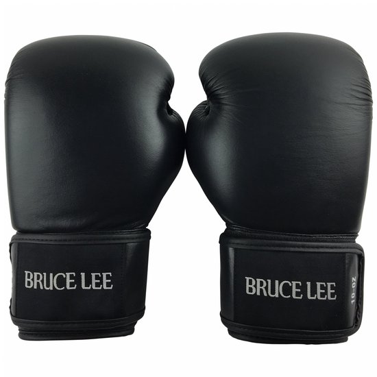 Zwart paar Bruce Lee bokshandschoenen, met witte tekst en '10 OZ' op de polsbanden.