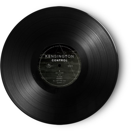 Een zwarte vinylplaat met 'Kensington Control' en de titel van de nummers.