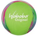 Lichtgroene Waboba Original bal met gekleurde, wervelende patronen aan de zijkant.