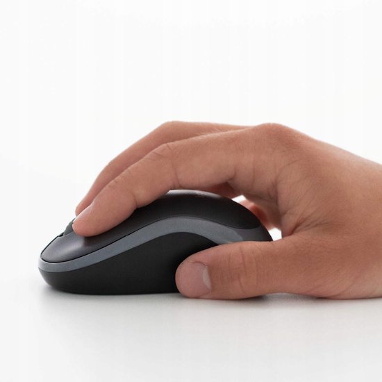 Hand die een Logitech M185 muis vasthoudt, antracietgrijs met grijze accenten.