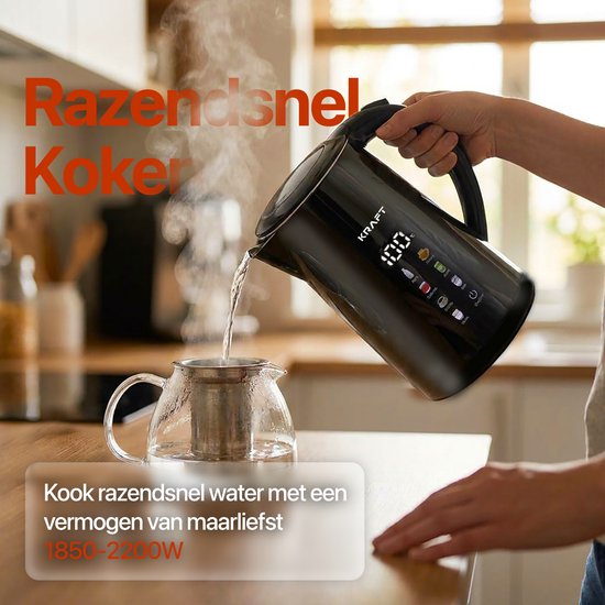 Vrouw schenkt kokend water uit een zwarte KRAFT waterkoker met LED-display in een glazen theepot. "Razendsnel Koken"