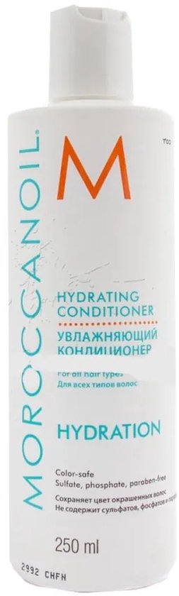 Witte Moroccanoil Hydrating Conditioner fles met oranje M-logo. Tekst in Engels, Russisch.