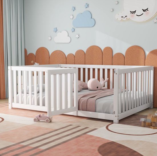 MEUNIQ Lit d'enfant au sol 140x200 cm avec clôture et porte, cadre de lit en bois sans sommier à lattes pour chambre d'enfant, blanc, convient pour matelas 140x200