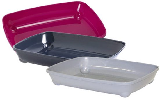 Drie open kattenbakken in fuchsia, donkergrijs en lichtgrijs op een witte achtergrond.