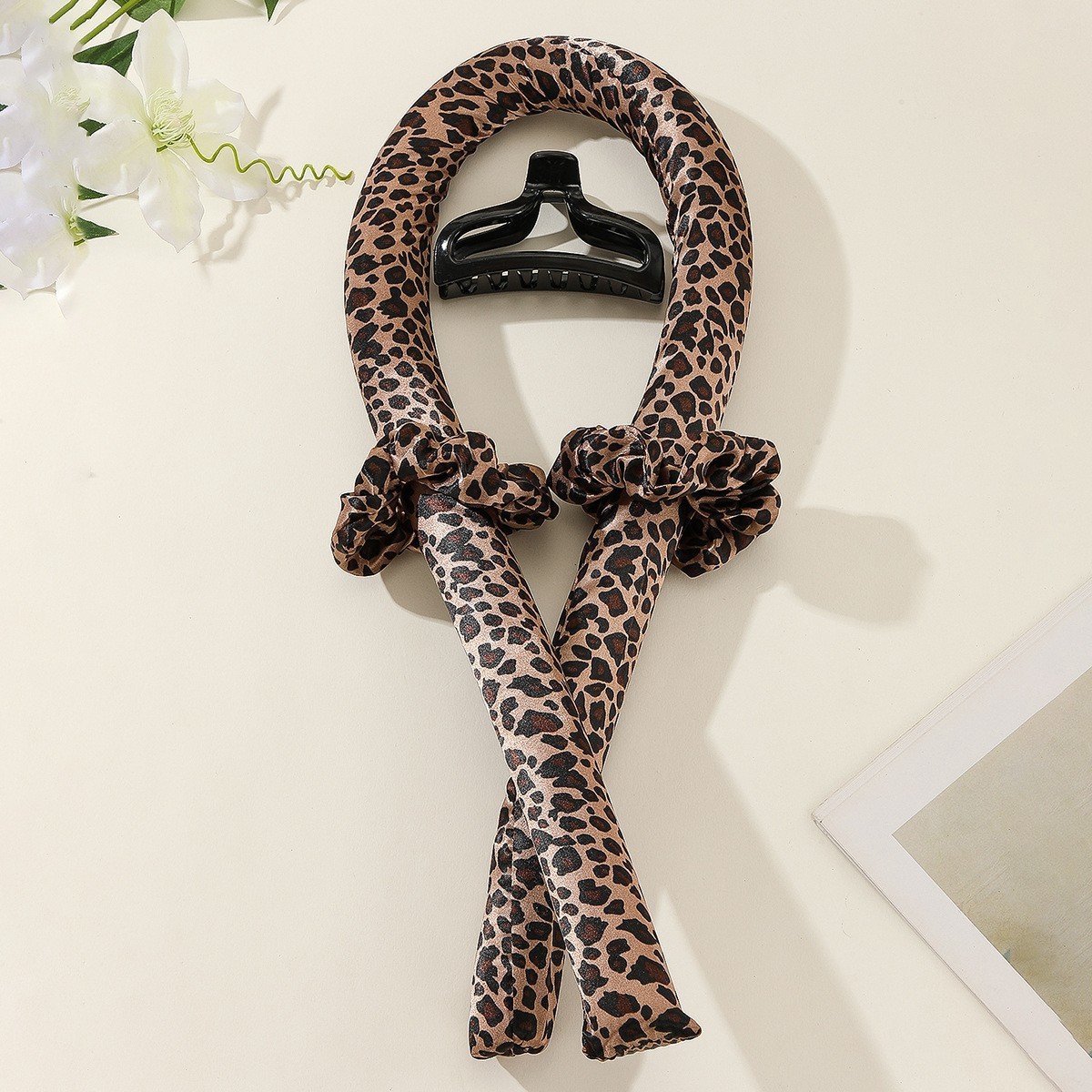 Deze 4-delige set met hittevrije krultang bevat een zachte en comfortabele krultang, twee haarelastiekjes en een haarclip, perfect voor het krullen van je haar 's nachts of voor dagelijks gebruik,Zwarte luipaardprint,4件套