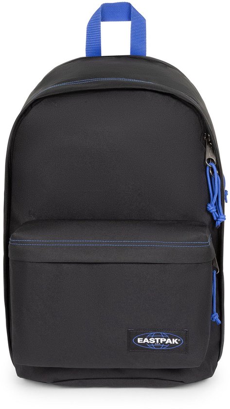 Zwarte Eastpak rugzak van voren gezien, met blauwe stiksels en een Eastpak logo op het voorvak.