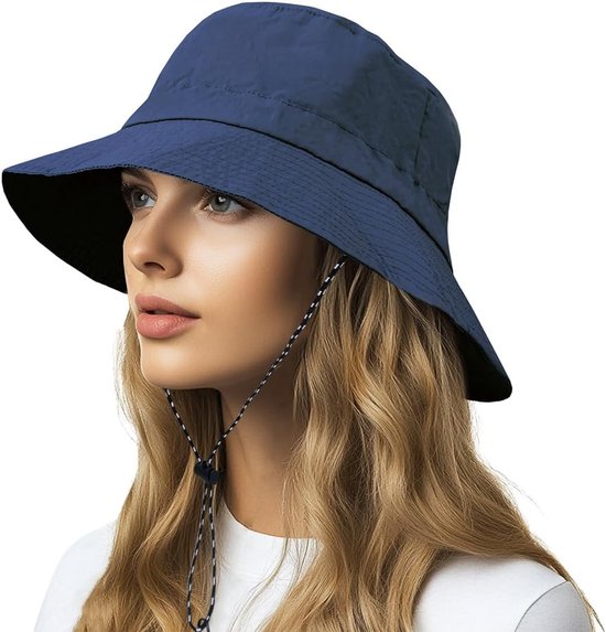 Close-up van een vrouw met lang blond haar, die een marineblauwe bucket hat met brede rand draagt. De hoed heeft een verstelbaar koord.