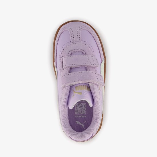 Bovenkant van een lila sneaker met klittenbandsluiting, Puma logo op de tong en bruine zool.