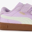 Detail van een lila sneaker met Puma logo en strepen op de zijkant en bruine zool.