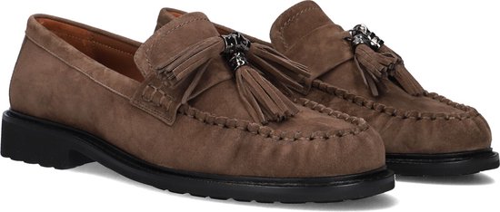 Taupe suède loafers met kwastjes en sierlijke details op de neus en verhoogde stiksels.