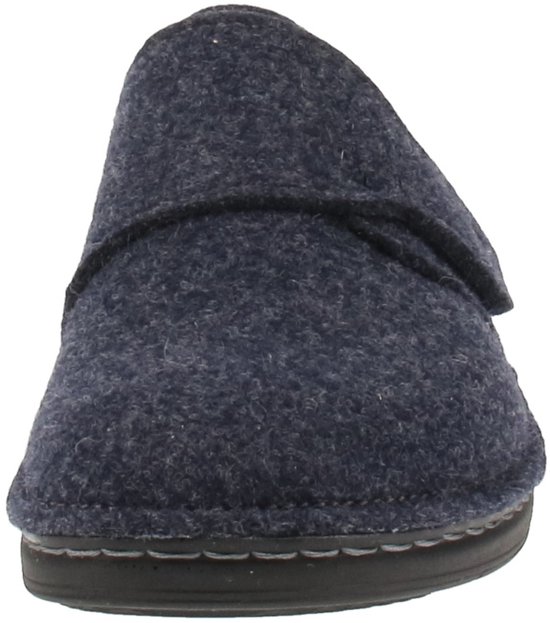Voorkant van een donkerblauwe wollen pantoffel met klittenbandsluiting.