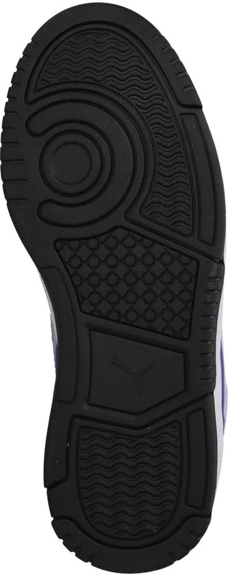 De zwarte buitenzool van een Puma sneaker voor meisjes met profiel en een Puma logo.
