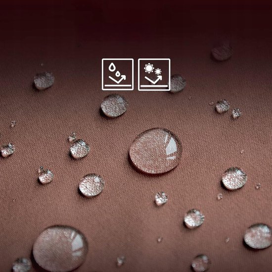 Illustratie van gelaagde stof met pijlen die waterdichtheid en ademend vermogen suggereren. Druppels water op bruine stof.