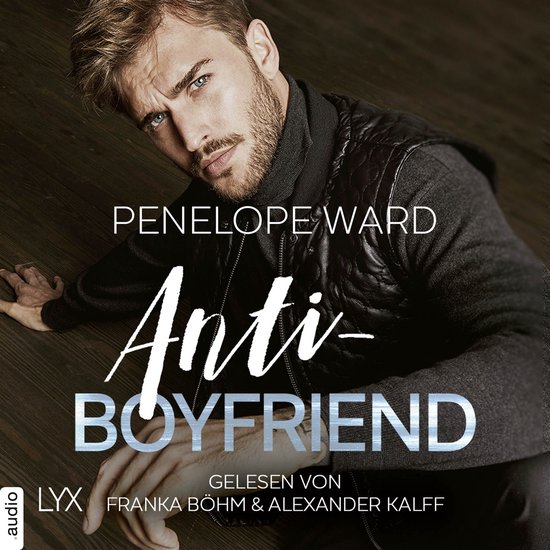 Model met donker haar en blauwe ogen draagt een zwart gilet over een donker coltrui. Titel: Anti-BOYFRIEND.