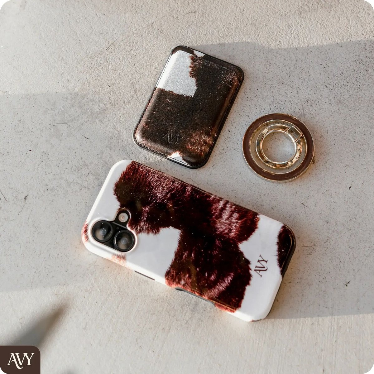 AVY Hoesje geschikt voor Samsung Galaxy Z Flip 8 | Rodeo Muse | Koe | Bruin & Wit | Hard Shell Back Cover | Compatibel met MagSafe & Qi2