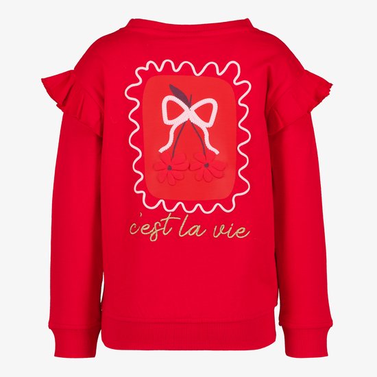 Rode sweater met ruches aan de schouders, print van een strik met kersen en bloemen, met 'c'est la vie' tekst.