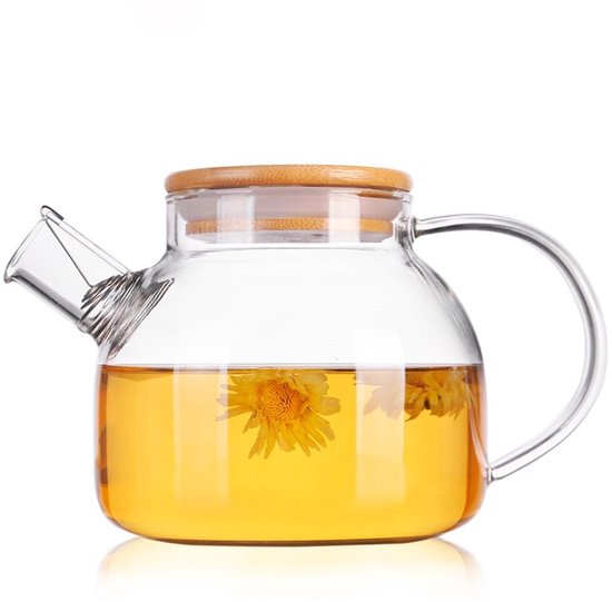 Glazen theepot met bamboedeksel en gele bloemen theebladeren.