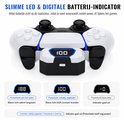 Zwarte en witte powerbank met blauwe LED's, bevestigd op een witte PS5 controller met blauwe verlichting. Drie displays tonen batterijniveau.