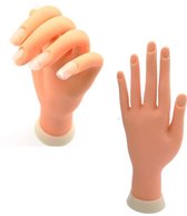 Twee oefenhanden voor manicure, één met lange, kunstmatige nagels, de andere kaal.