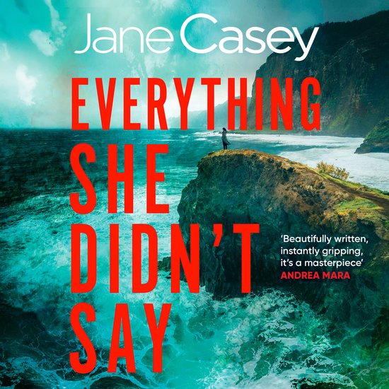 Boekcover: "Everything She Didn't Say" van Jane Casey. Een vrouw staat op een klif aan zee. De golven zijn wild.