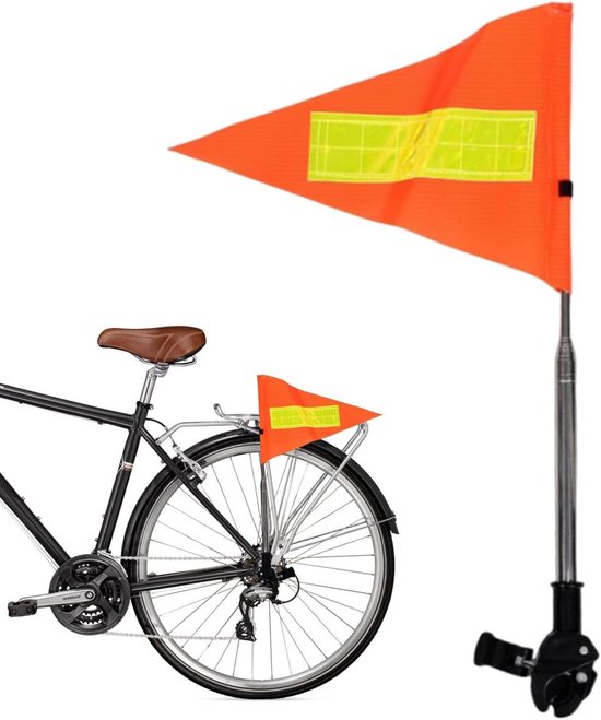 Oranje veiligheidsvlag bevestigd op de bagagedrager van een zwarte fiets met een bruin zadel.