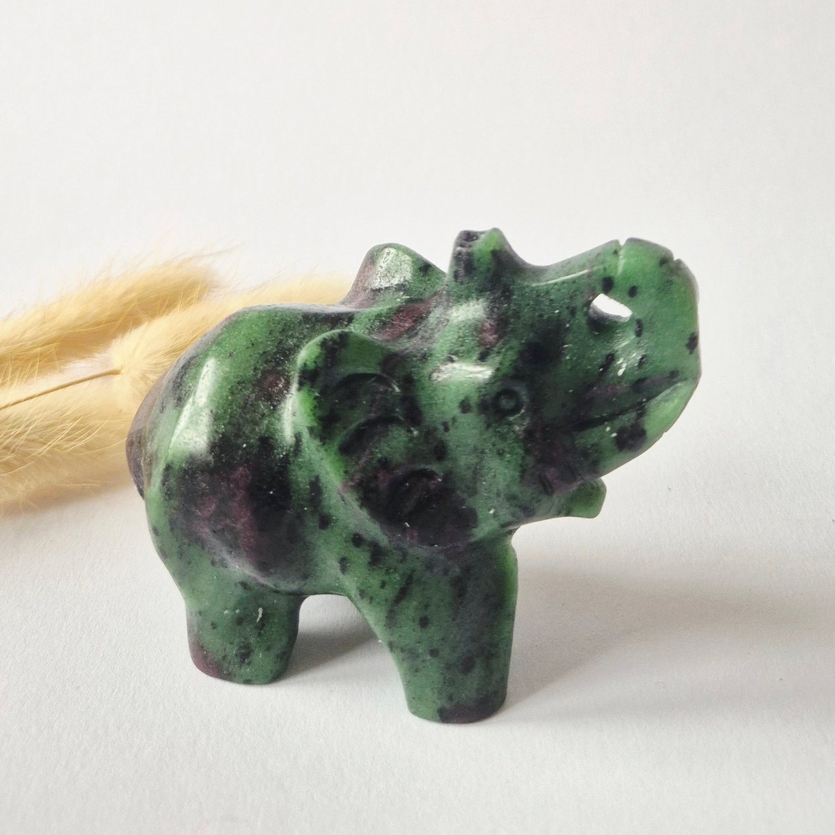 Ruby in Zoisite Edelsteen Olifant 7x5cm – Handgesneden Kristallen Beeldje