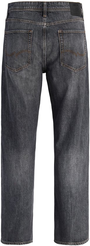 Achterkant van grijze jeans met zakken en Jack & Jones label.
