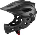 Zwarte helm met afneembare kinband en rode verstelknop. De helm is van de zijkant te zien.