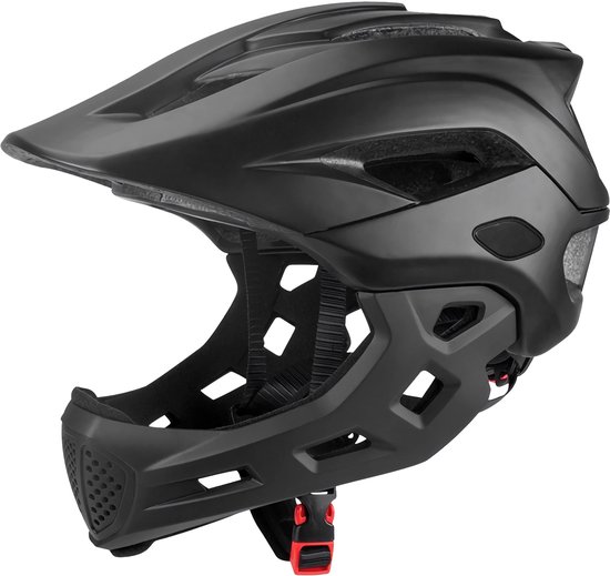 Zwarte helm met afneembare kinband en rode verstelknop. De helm is van de zijkant te zien.