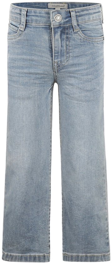Een lichtblauwe wijde jeans voor meisjes, met zakken aan de voor- en achterkant. Gemaakt van denim.